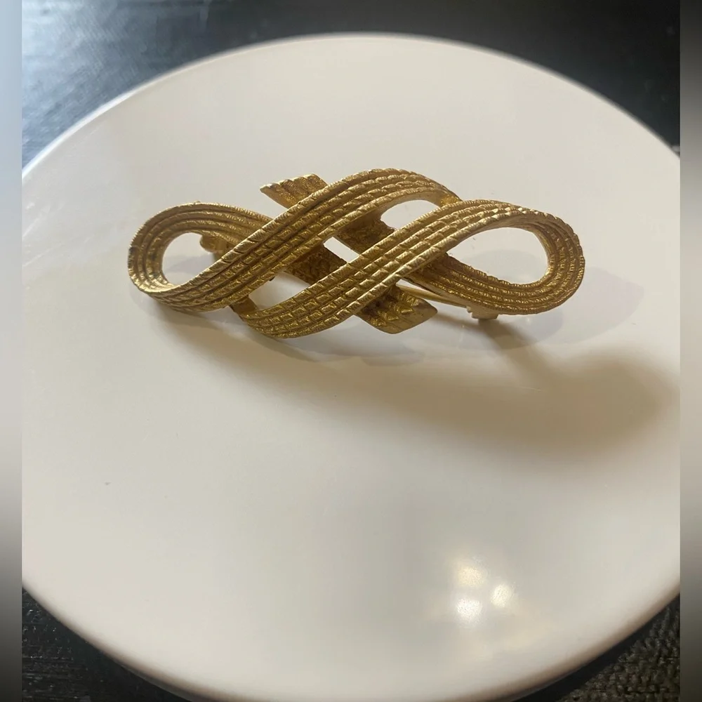 Vintage, ribbon-like brooch